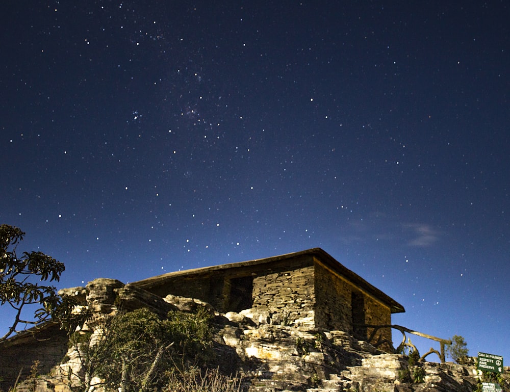 maison en béton brun et blanc sur la montagne