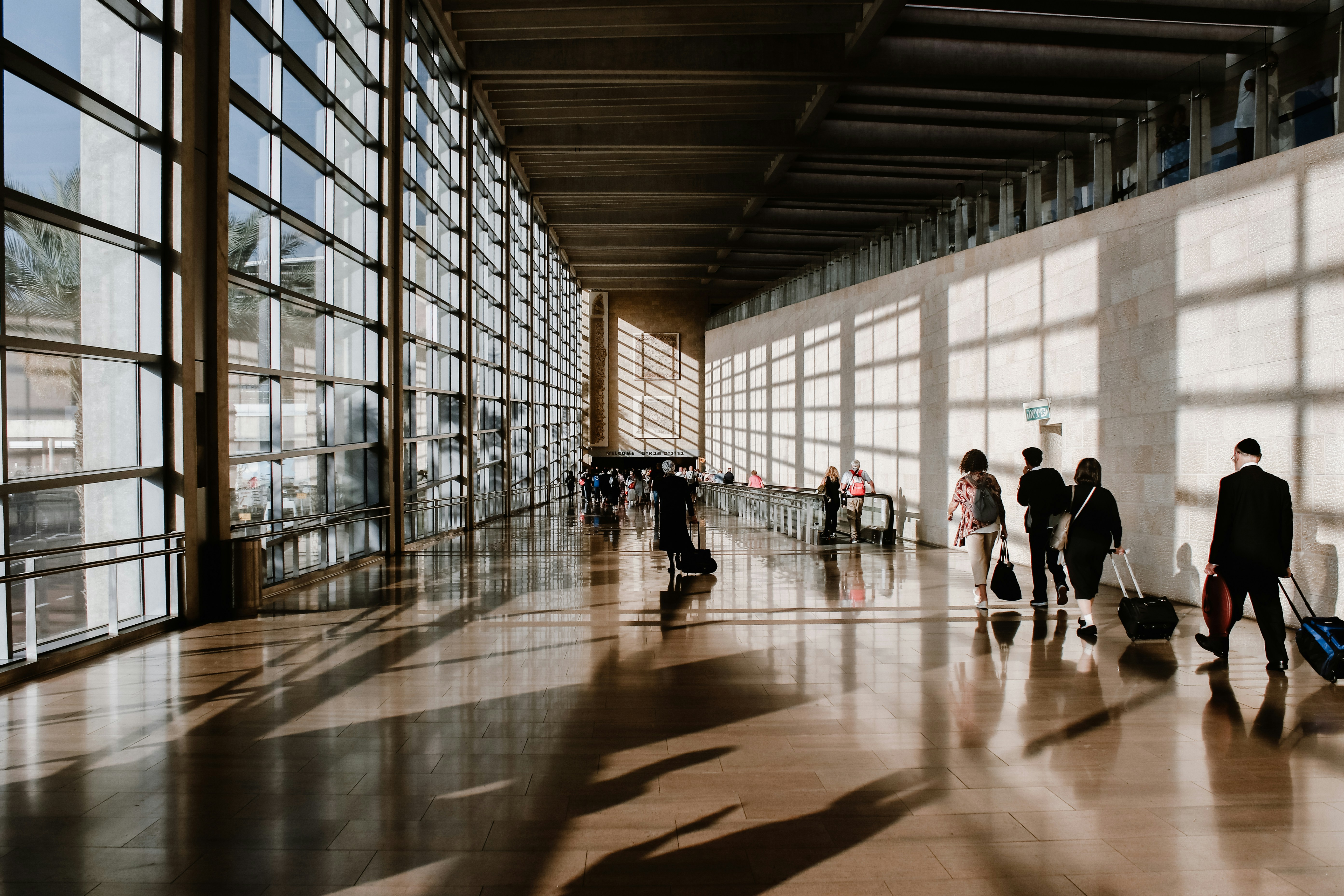 https://images.unsplash.com/photo-1532968899863-5b52ef155913?ixid=M3w2MjYzNjJ8MHwxfHNlYXJjaHwxfHxhaXJwb3J0JTIwY2xlYW5pbmclMjBzZXJ2aWNlfGVufDB8MHx8fDE3ODExMTIxMzR8MA&ixlib=rb-4.1.0