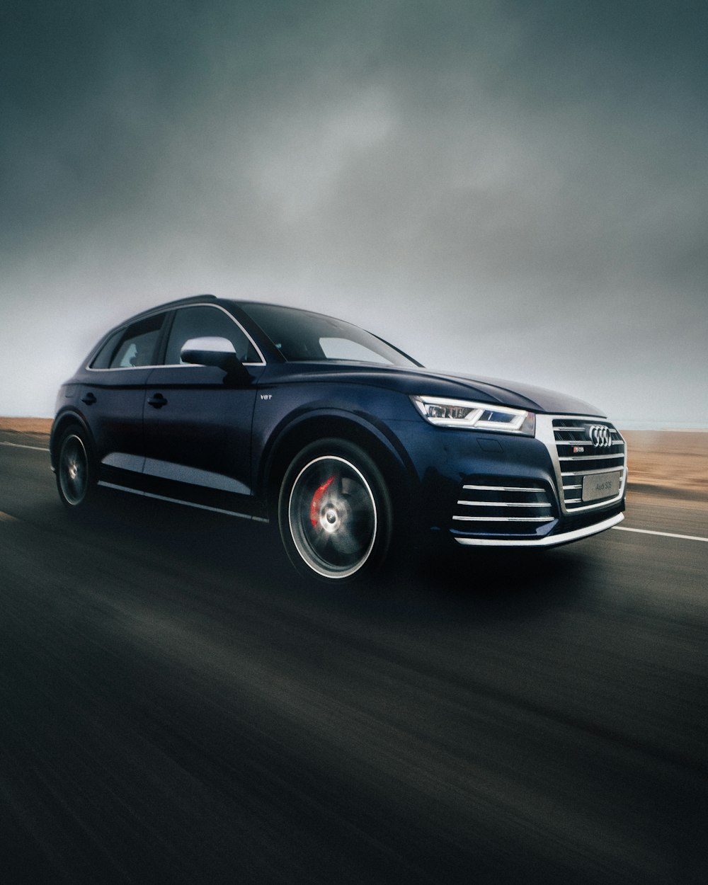 Audi Q7 SUV nero su strada