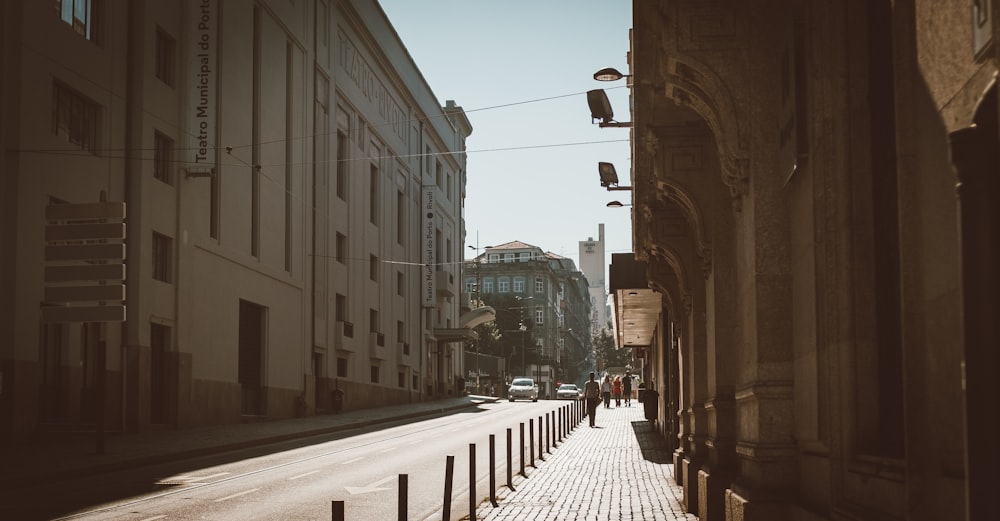 persone che camminano per strada durante il giorno