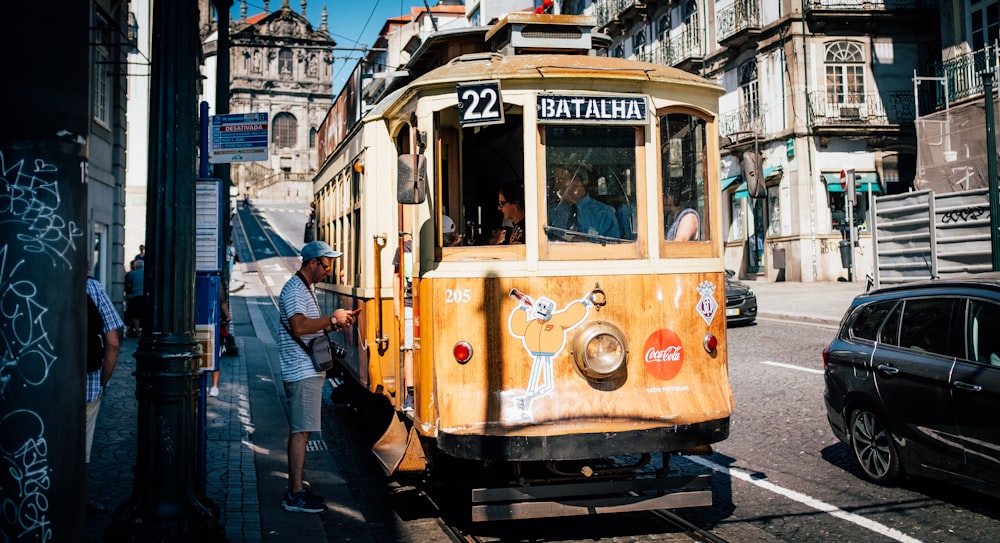 uomo che cavalca un tram