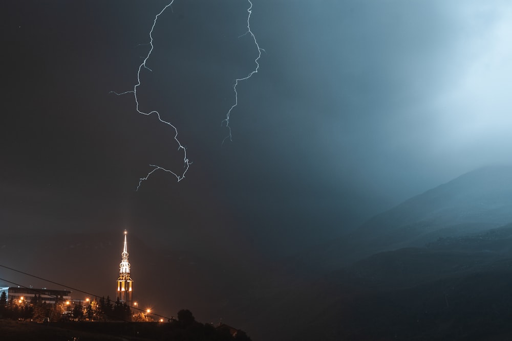 relâmpagos durante a noite