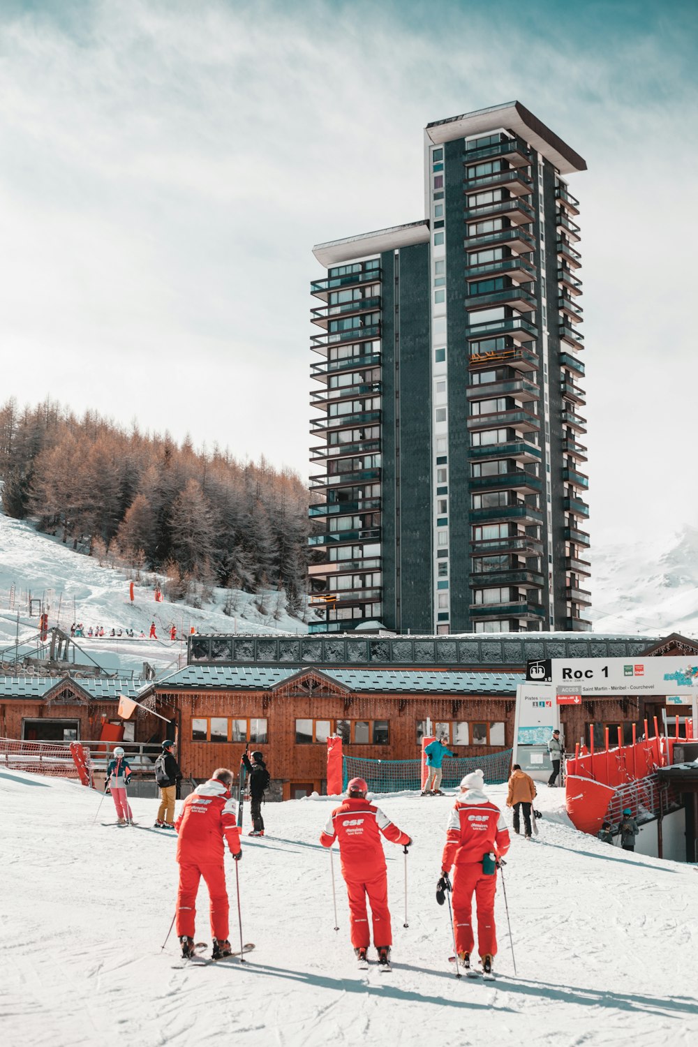 Gruppe von Menschen, die Schneeski spielen