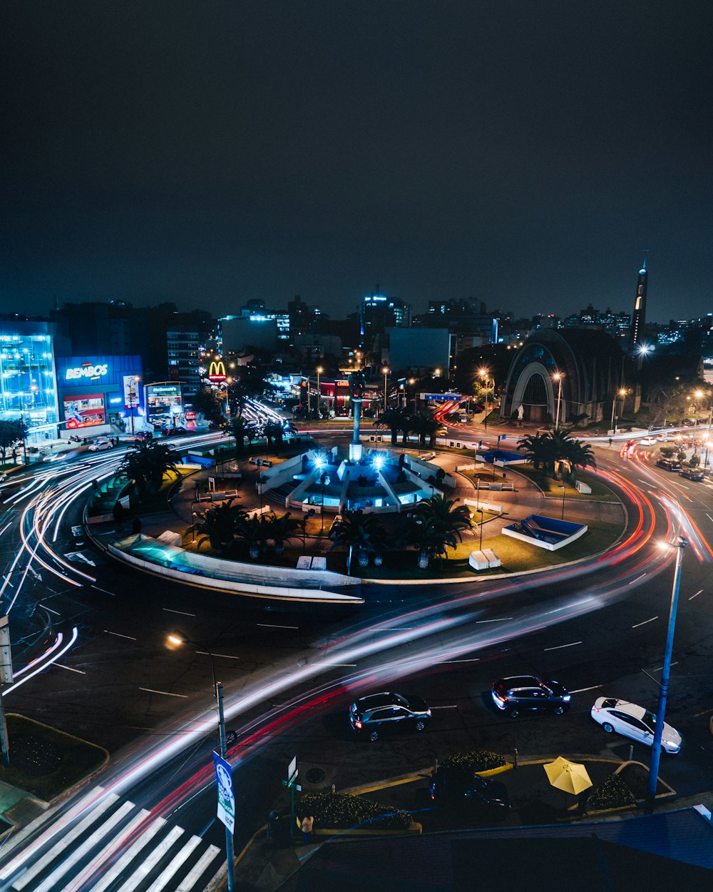 夜間の道路のタイムラプス写真