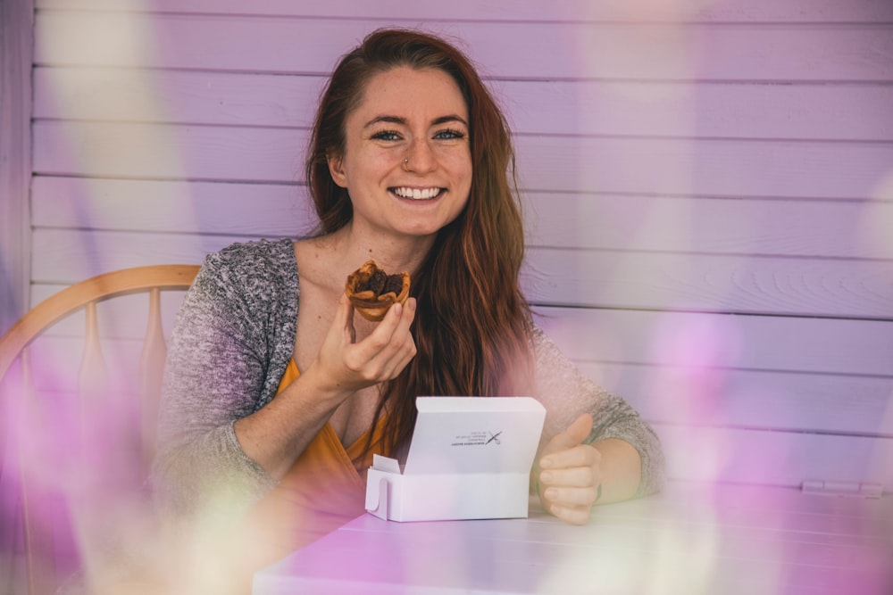 mulher comendo cupcake