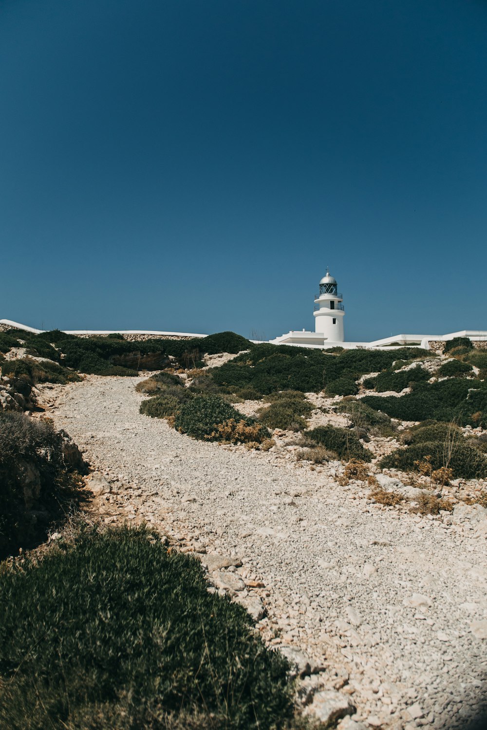 Weißer Betonleuchtturm unter blauem Himmel