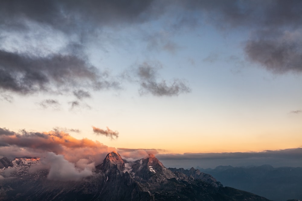 Fotografía aérea de montaña y nubes