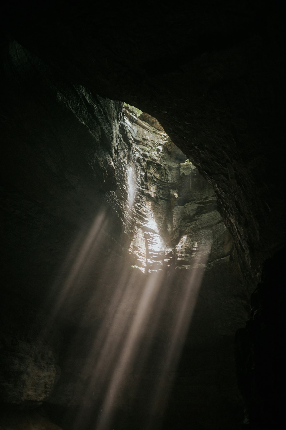 灰色のコンクリート洞窟のローアングル写真