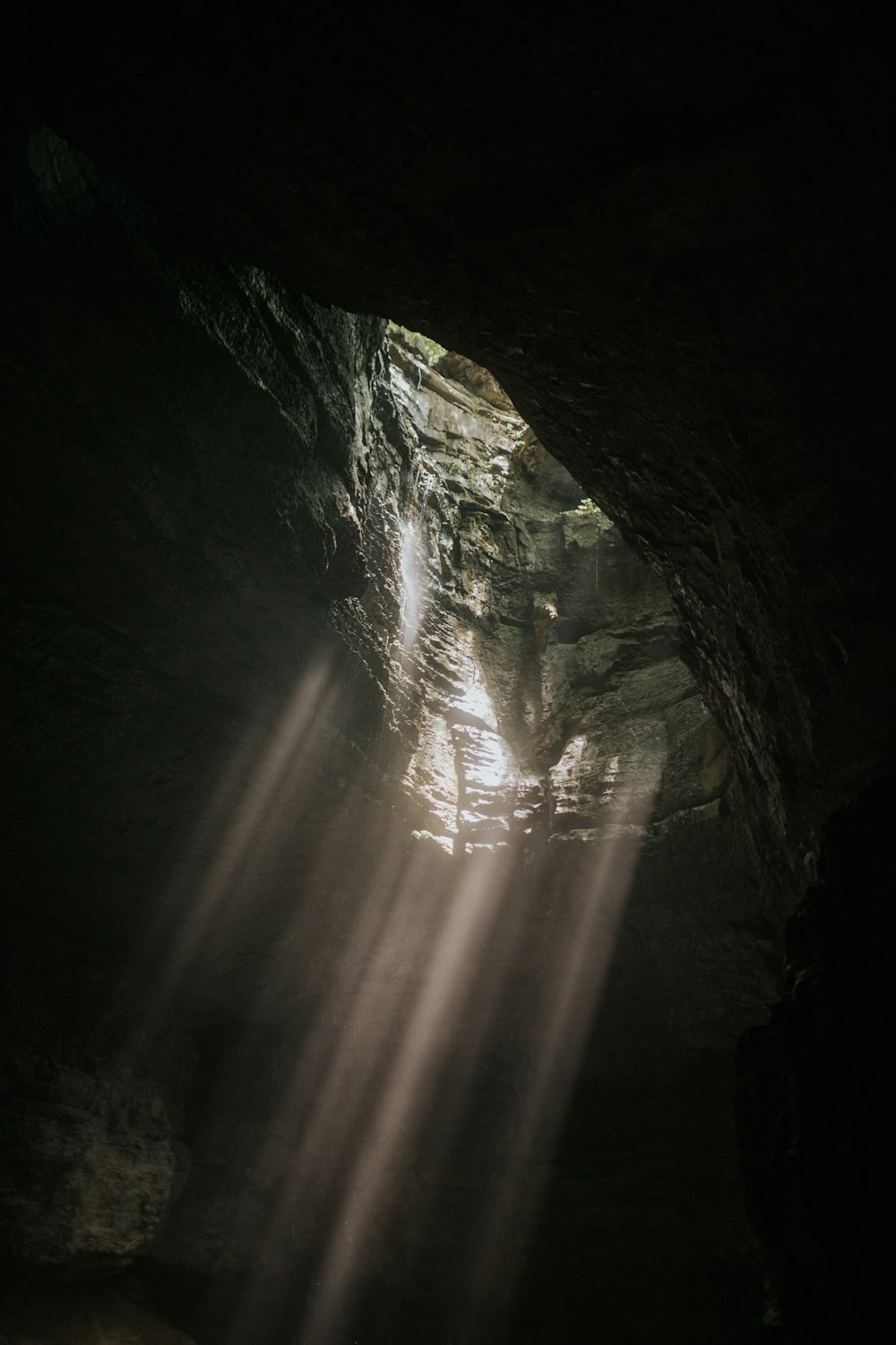 Photo en contre-plongée d’une cavbe en béton gris