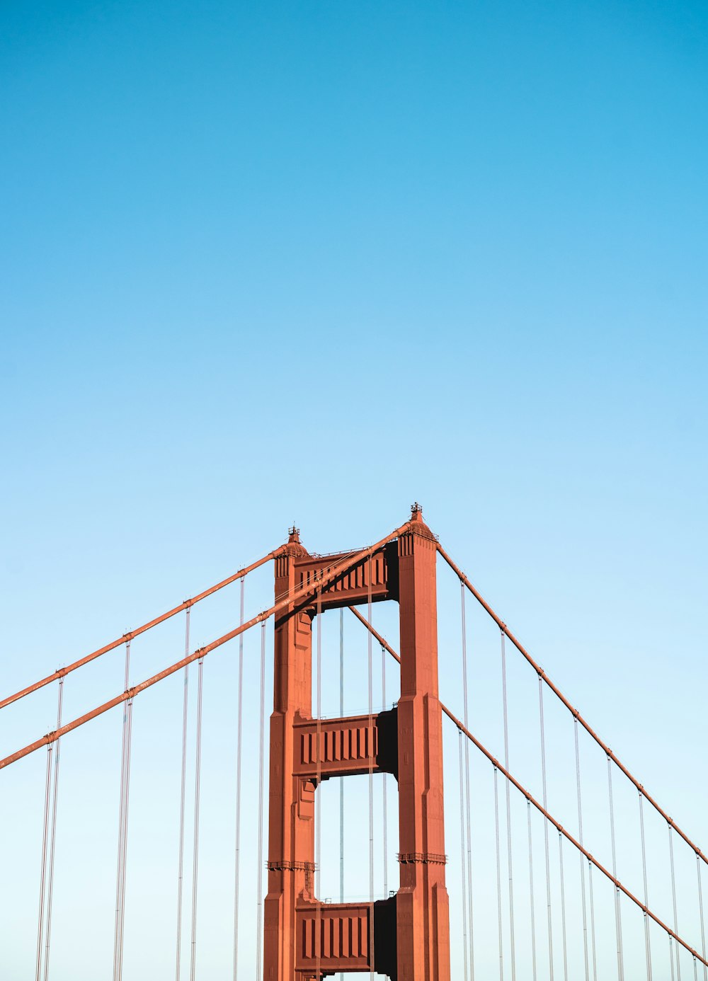 穏やかな青空に浮かぶサンフランシスコのゴールデンゲートブリッジ