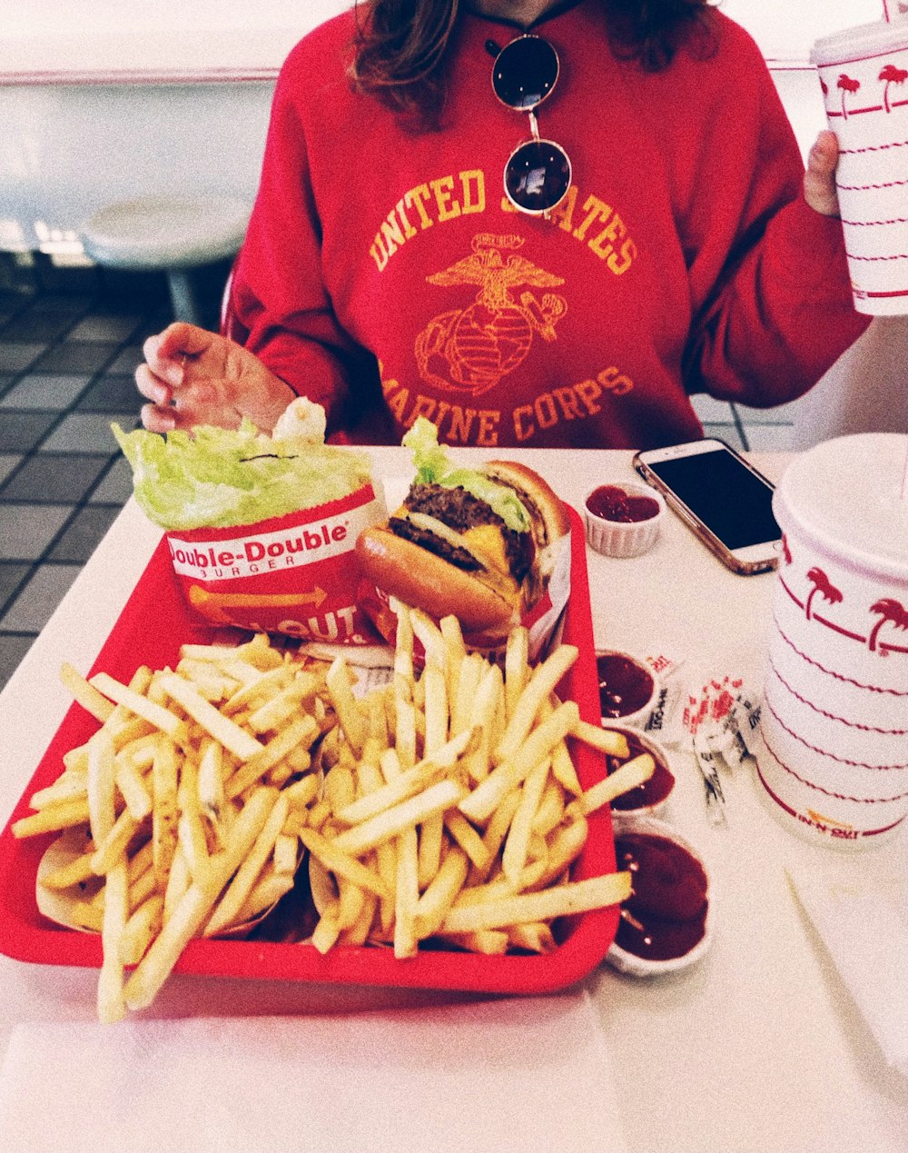 Frites et burger dans un récipient rouge