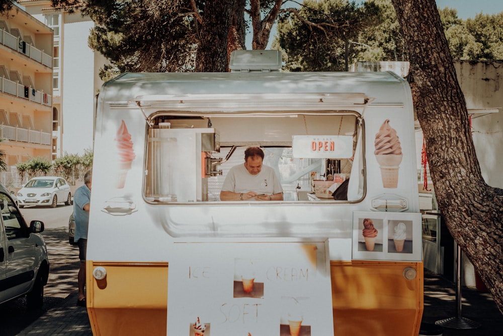 Hombre dentro de un camión de helados