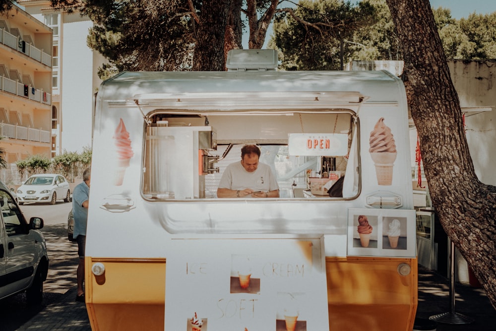 homme à l’intérieur d’un camion de crème glacée