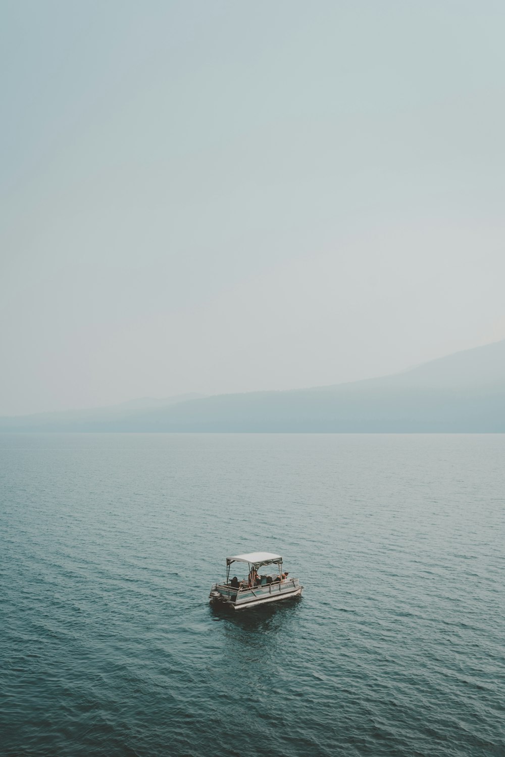 un bateau flottant au-dessus d’un grand plan d’eau