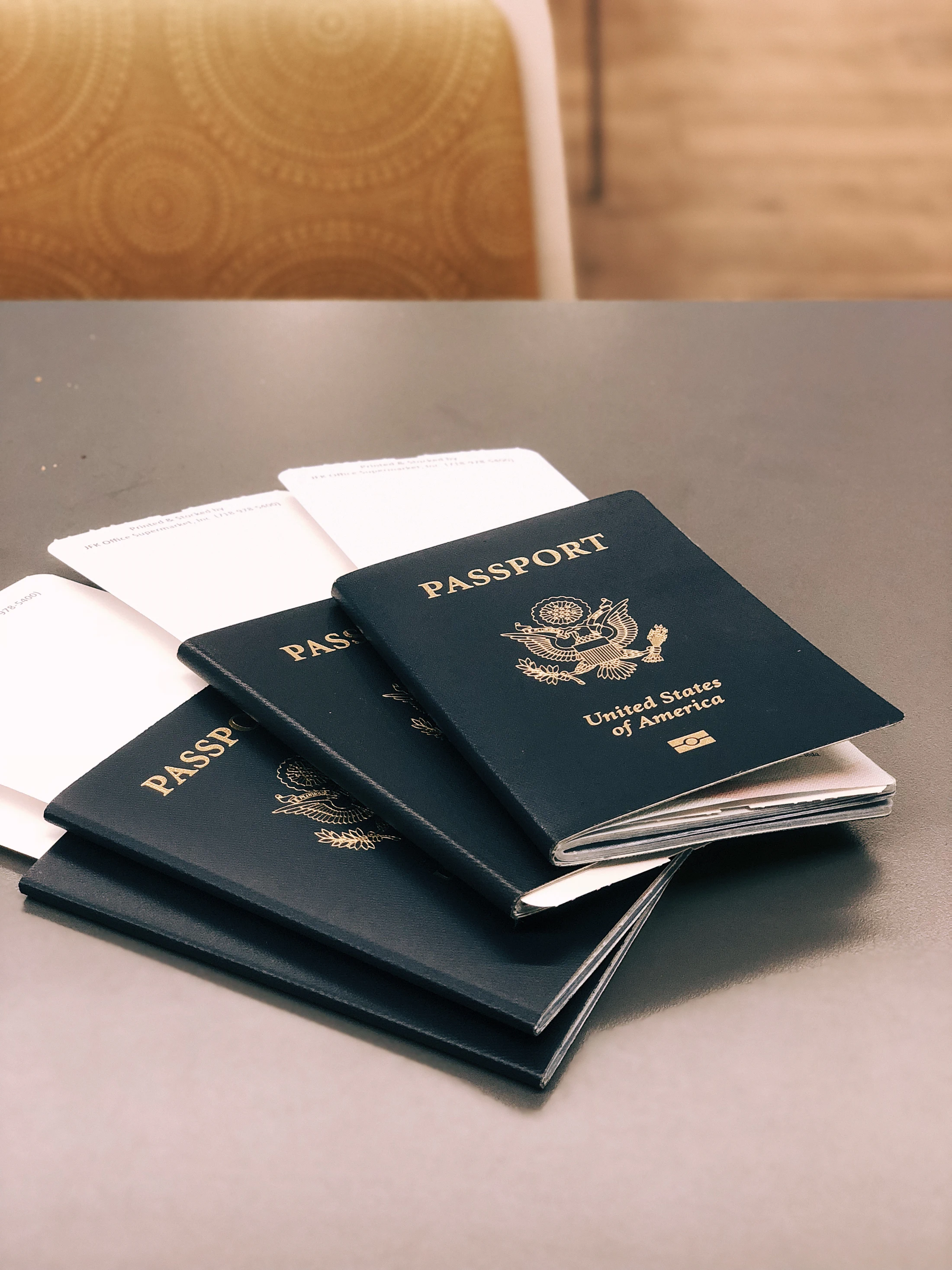 Sıcak ışıkta masada duran pasaportlar (Fotoğraf: Jon Tyson / Unsplash)