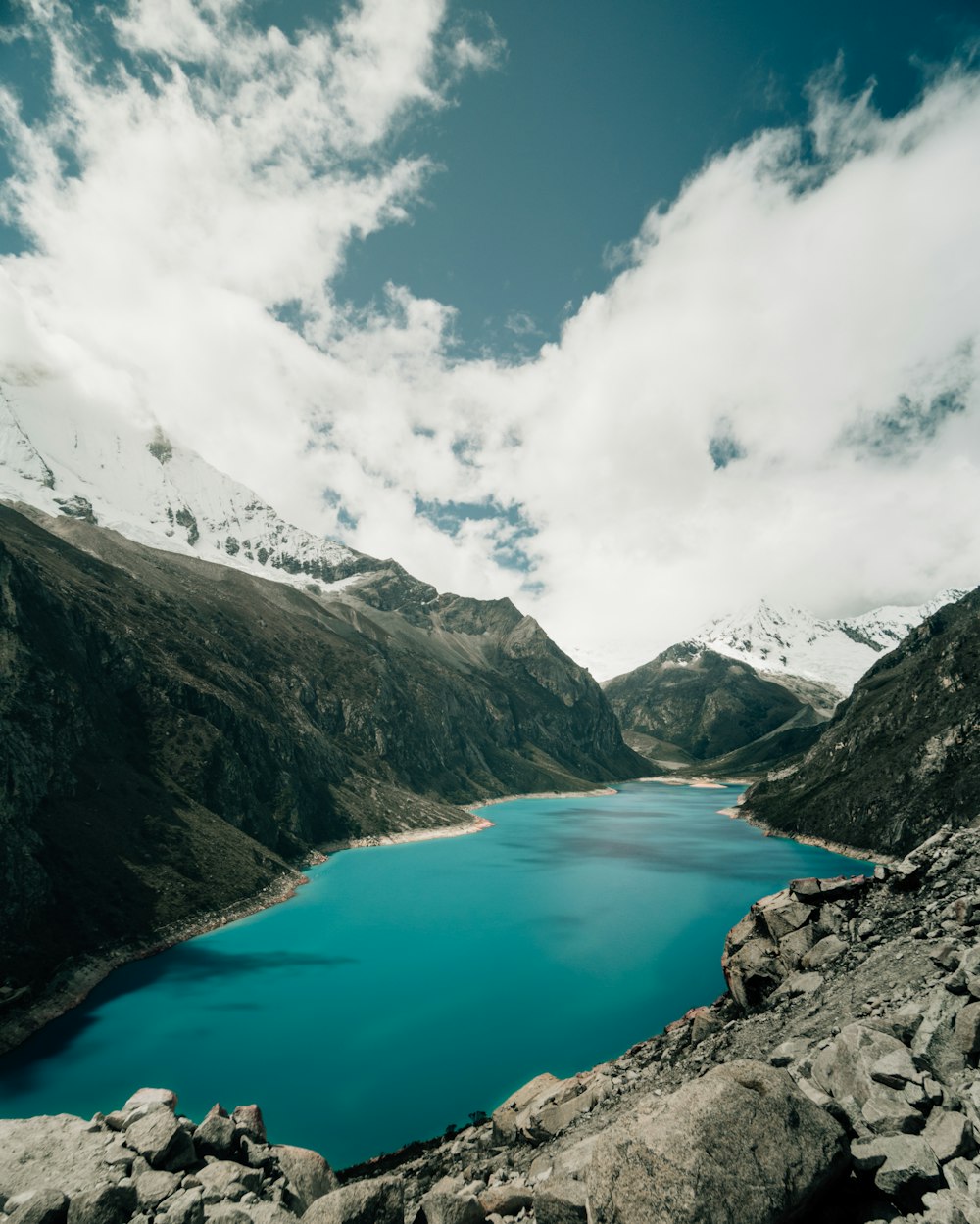 un grand plan d’eau entouré de montagnes