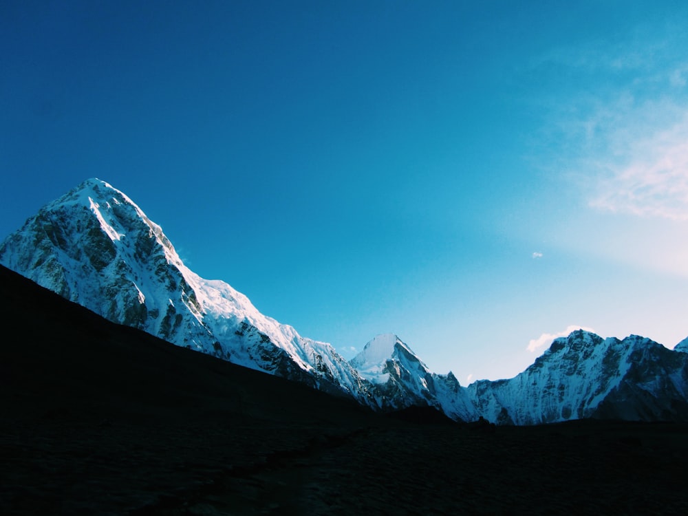 fotografia ad angolo basso della montagna coperta di neve