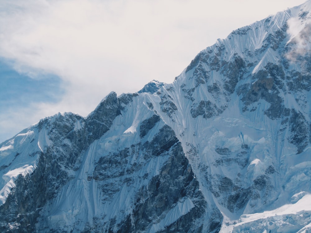 montagna coperta di neve