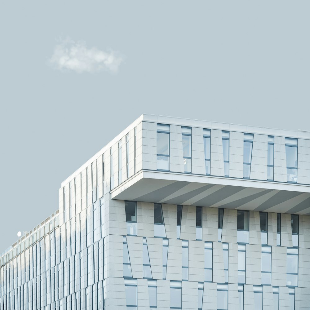 fotografia architettonica dell'edificio in cemento bianco