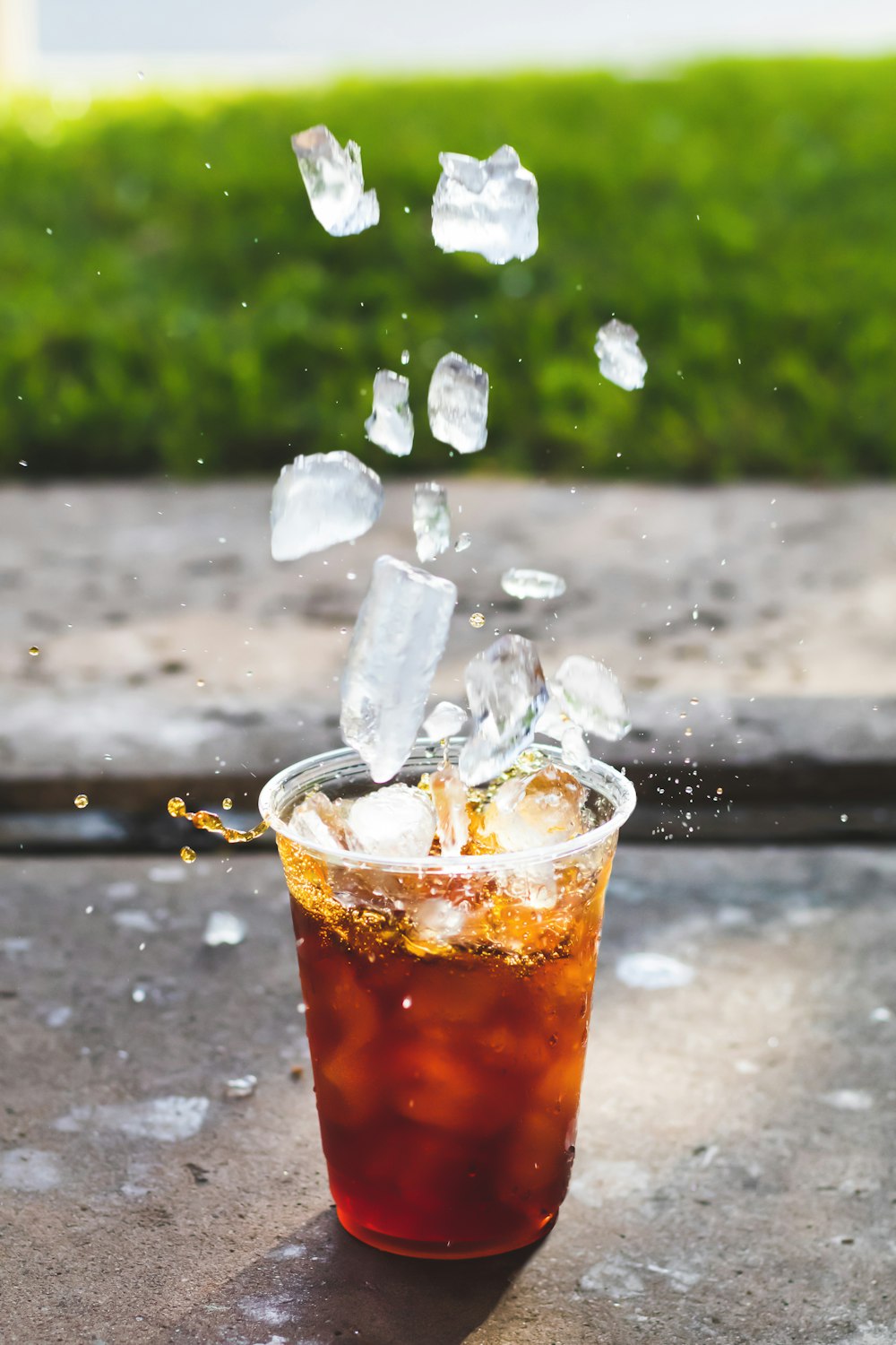 Macrophotographie de la chute d’un glaçon dans une tasse