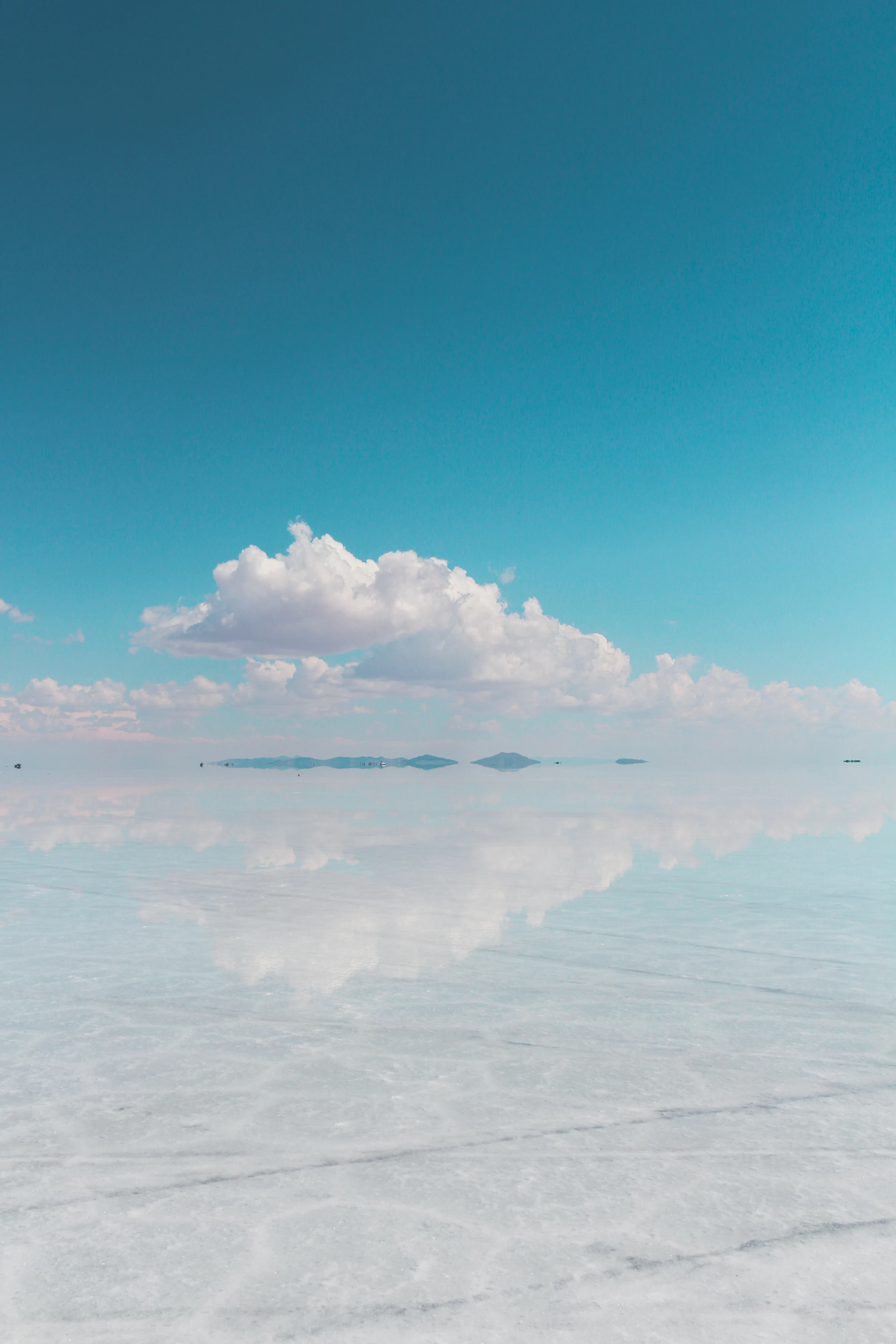 Cielo reflejado en el salar