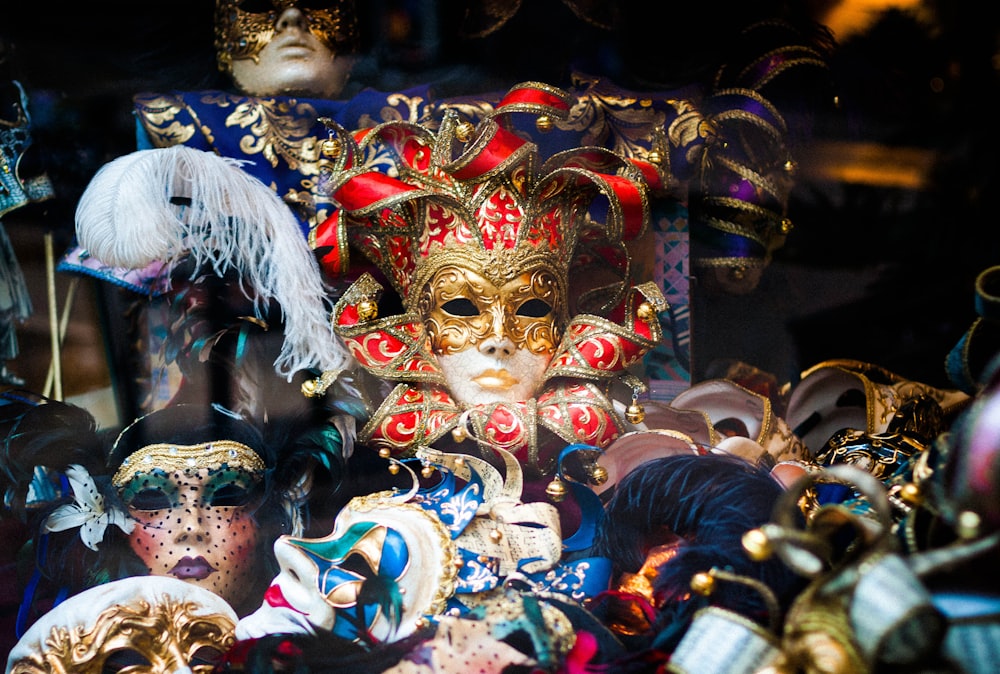 Colección de máscaras de mascarada de colores variados