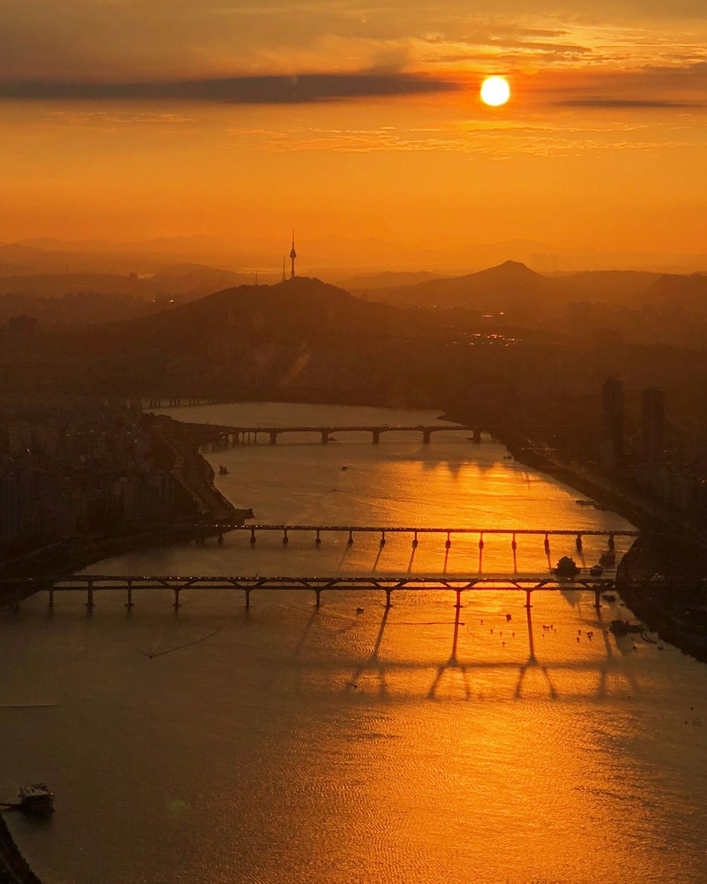 Luftaufnahme von Brücken bei Sonnenuntergang