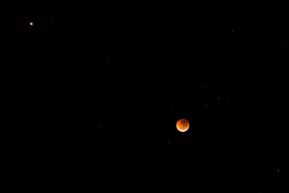 Luna de sangre roja en el cielo durante la noche