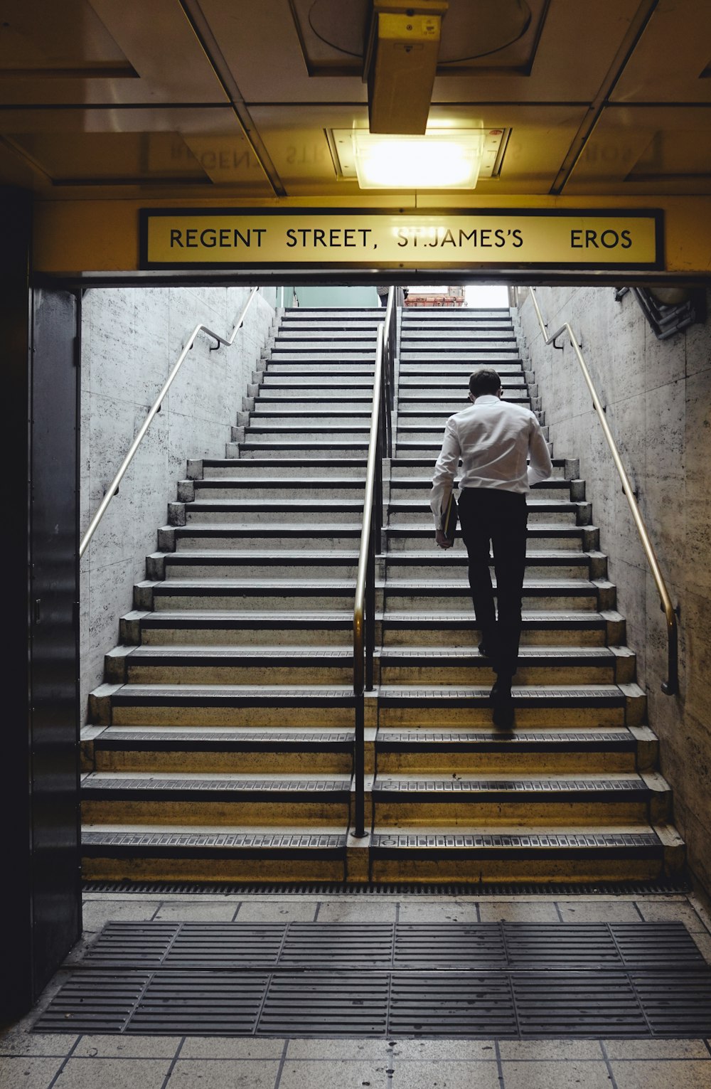 homme marchant sur les escaliers pendant la journée