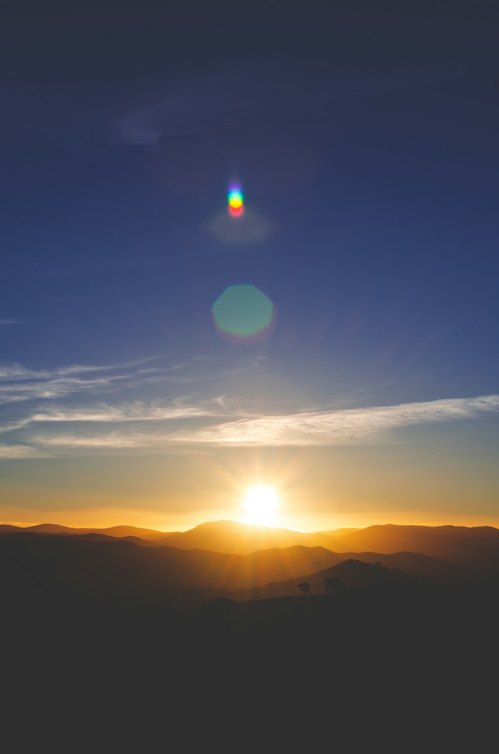 silueta de la montaña durante la puesta de sol