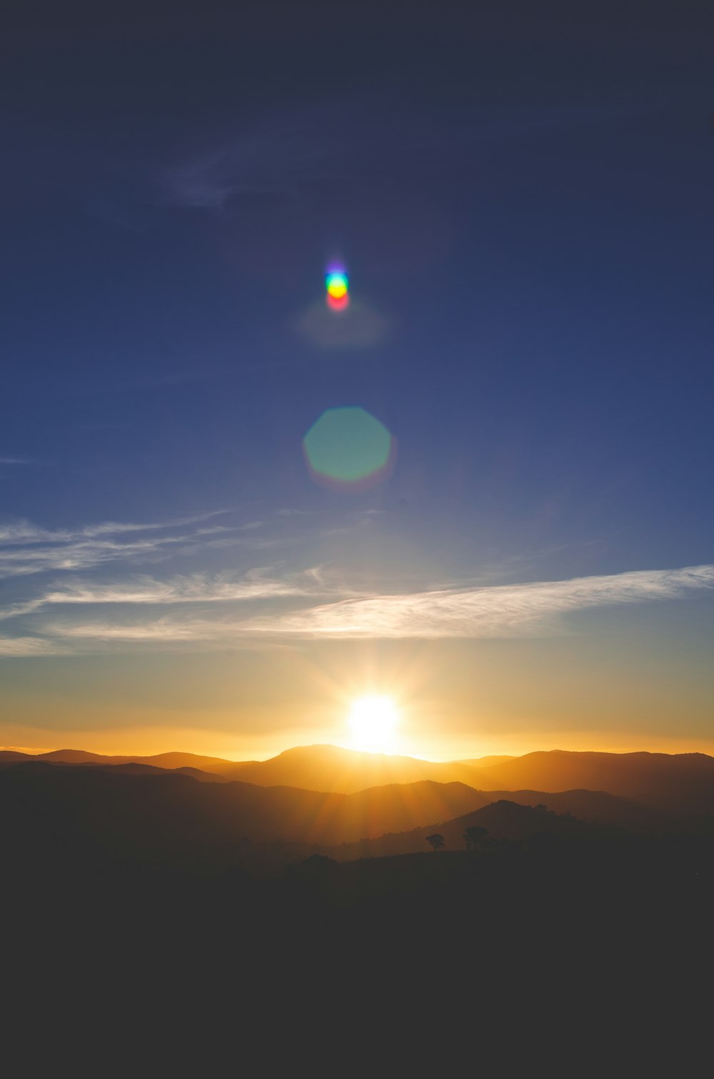 silhouette de montagne au coucher du soleil