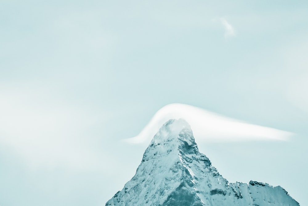 montagne avec de la neige uner ciel bleu