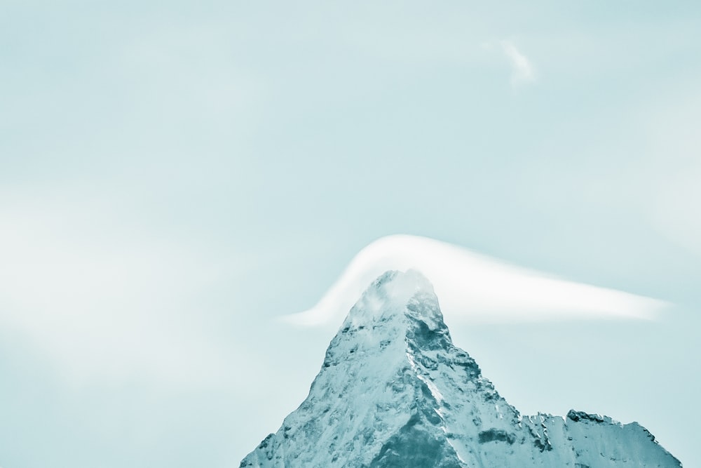 montaña con nieve uner cielo azul