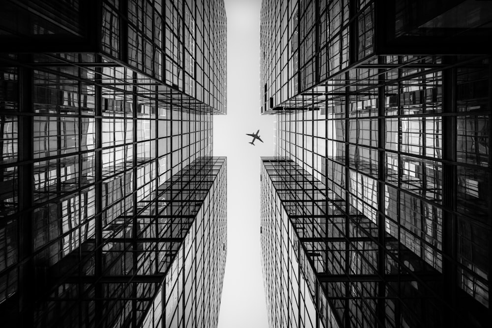 高層ビルの上を通過する飛行機のローアングル撮影