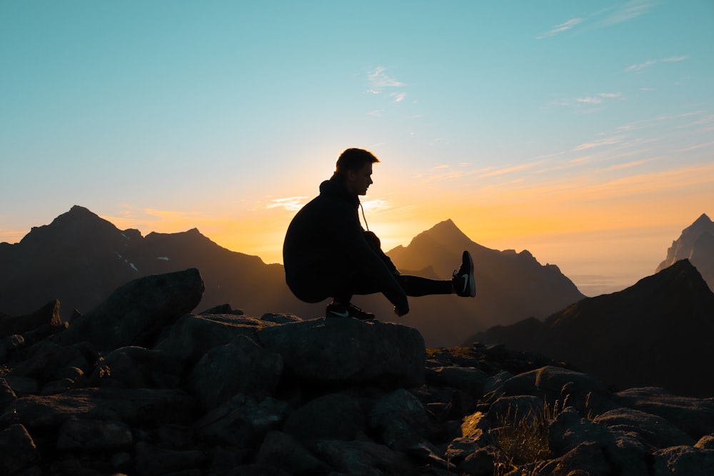 silhouette sull'uomo sulla montagna