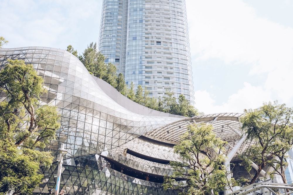 bâtiment en béton gris pendant la journée