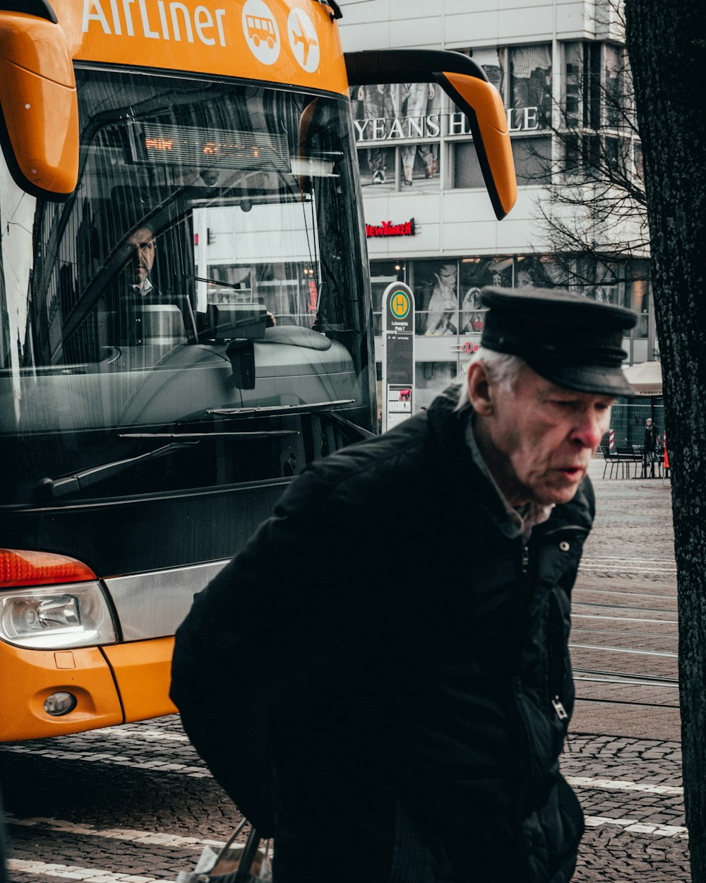 homme portant une veste noire à fermeture éclair intégrale