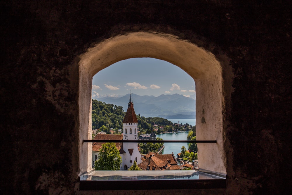 Weißer und roter Turm neben Häusern