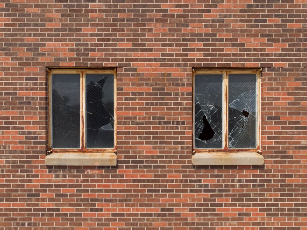 due finestre dell'edificio in vetro rotto