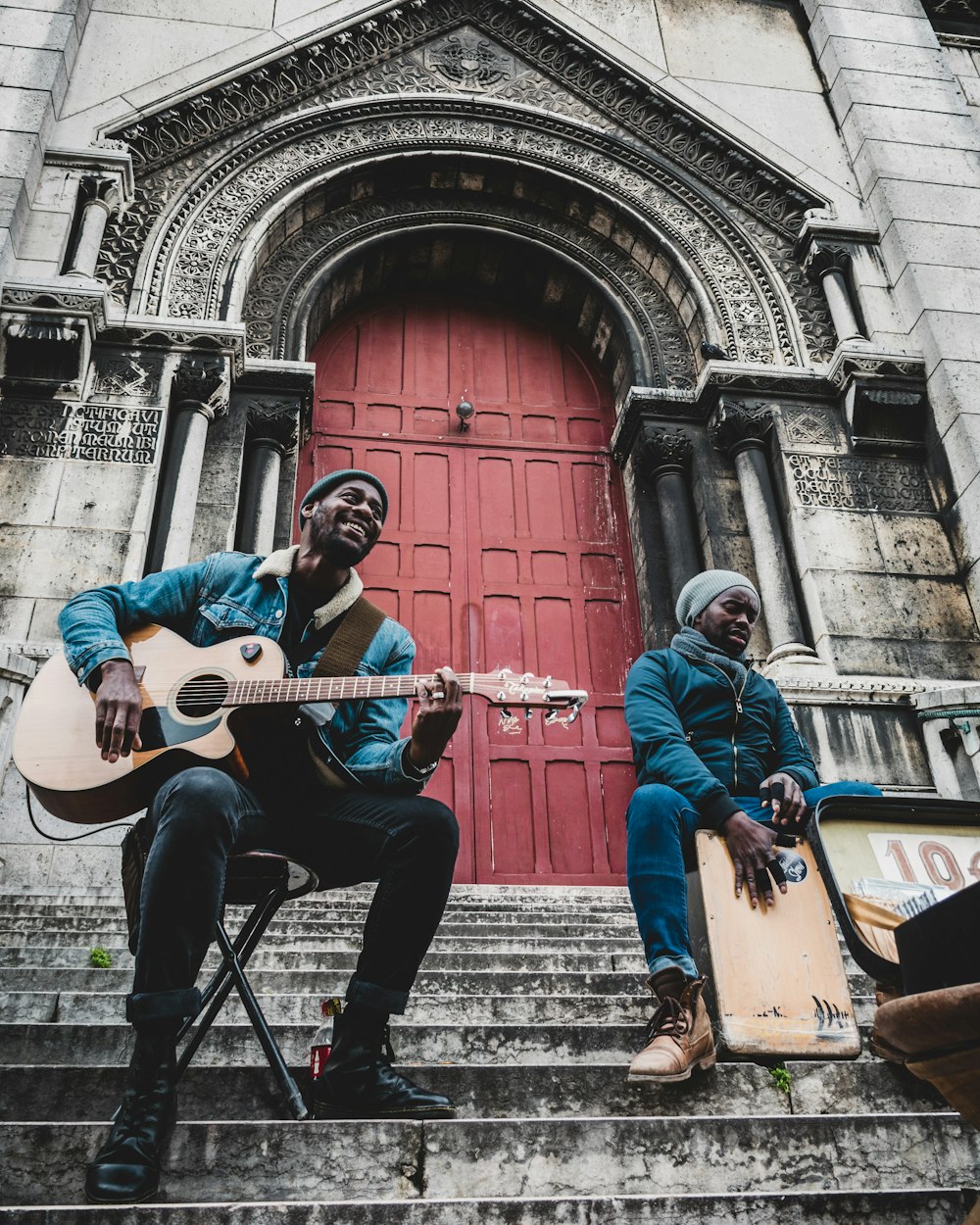 Mann in blauer Jeansjacke spielt Cutaway-Gitarre