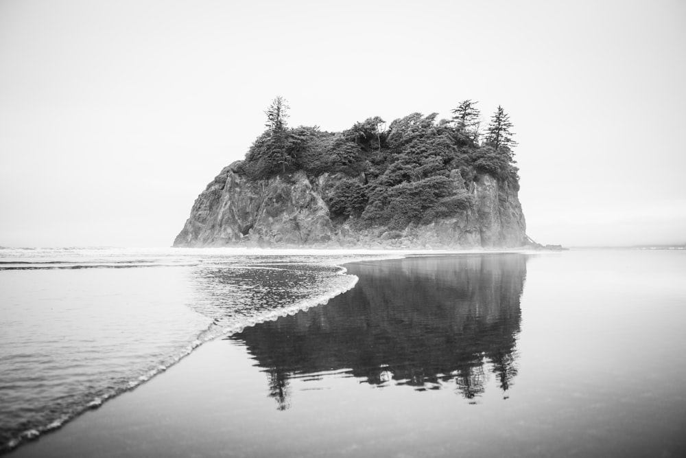 foto em tons de cinza da ilha cercada pela água