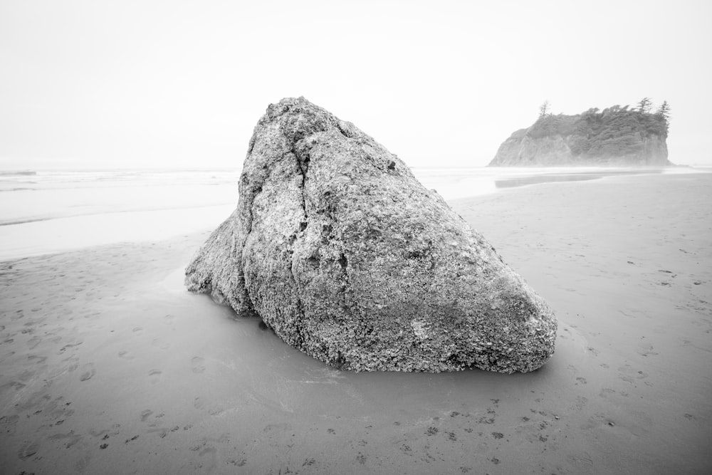 해변의 회색 바위