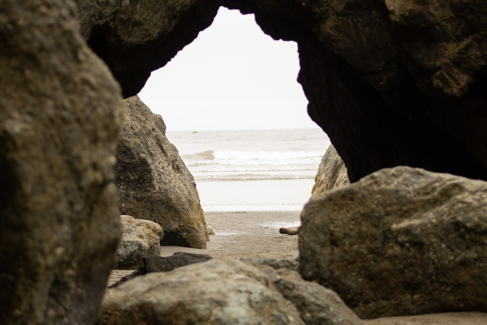 oceano fora da caverna durante o dia