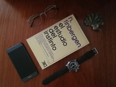 Close-up of a hardcover book titled 'Estrategias del Potencial Humano' on a minimalist wooden desk.