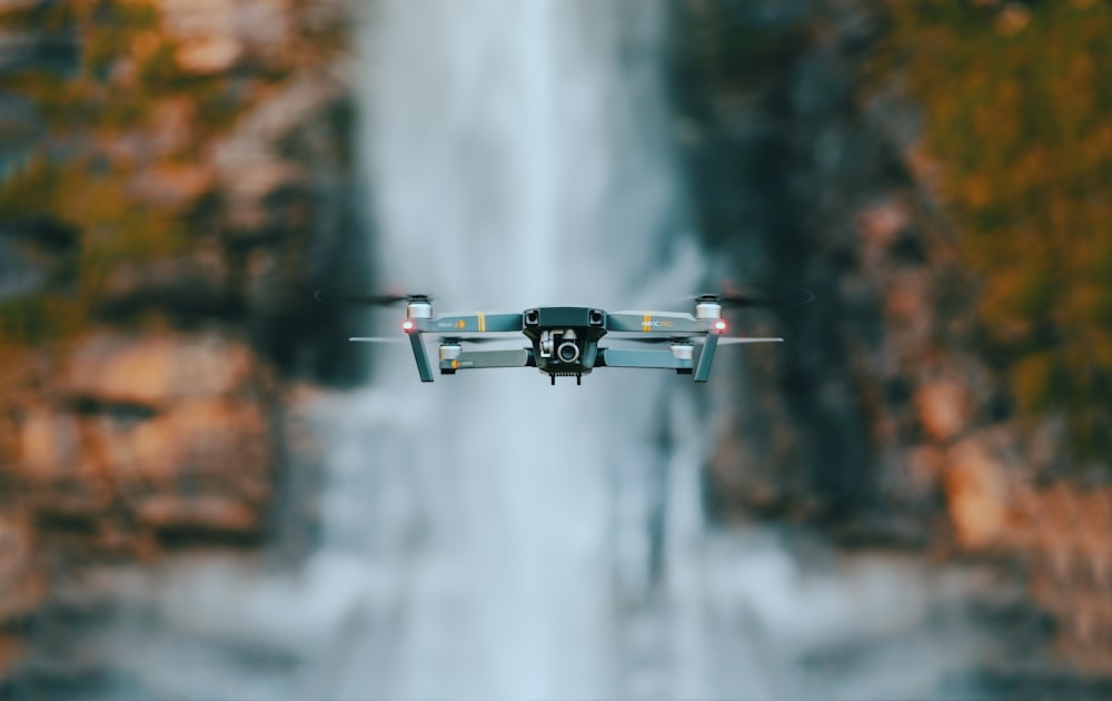 Fotografía de enfoque selectivo de dron cuadricóptero