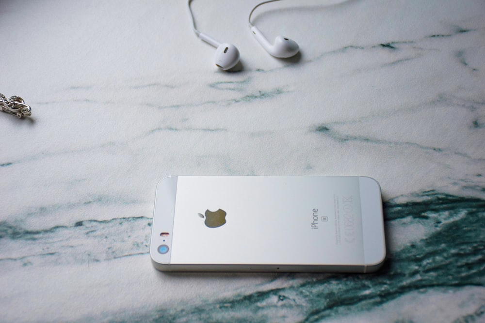 IPhone 5s argenté à côté des EarPods photo – Photo Gris Gratuite sur  Unsplash