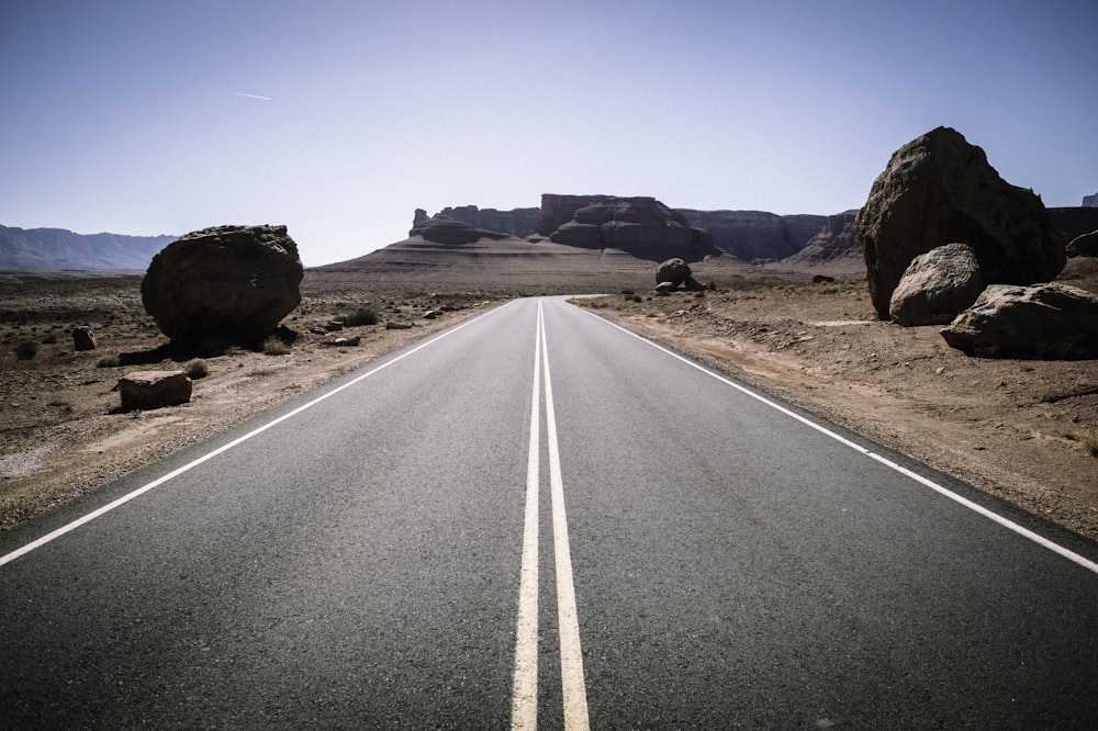 Route en ligne droite au milieu du désert