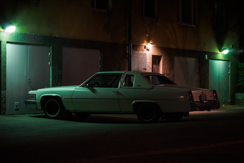 Voiture blanche près d’un bâtiment commercial