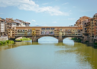 ponte Vecchio, ou ponte velha, sobre o Rio Arno