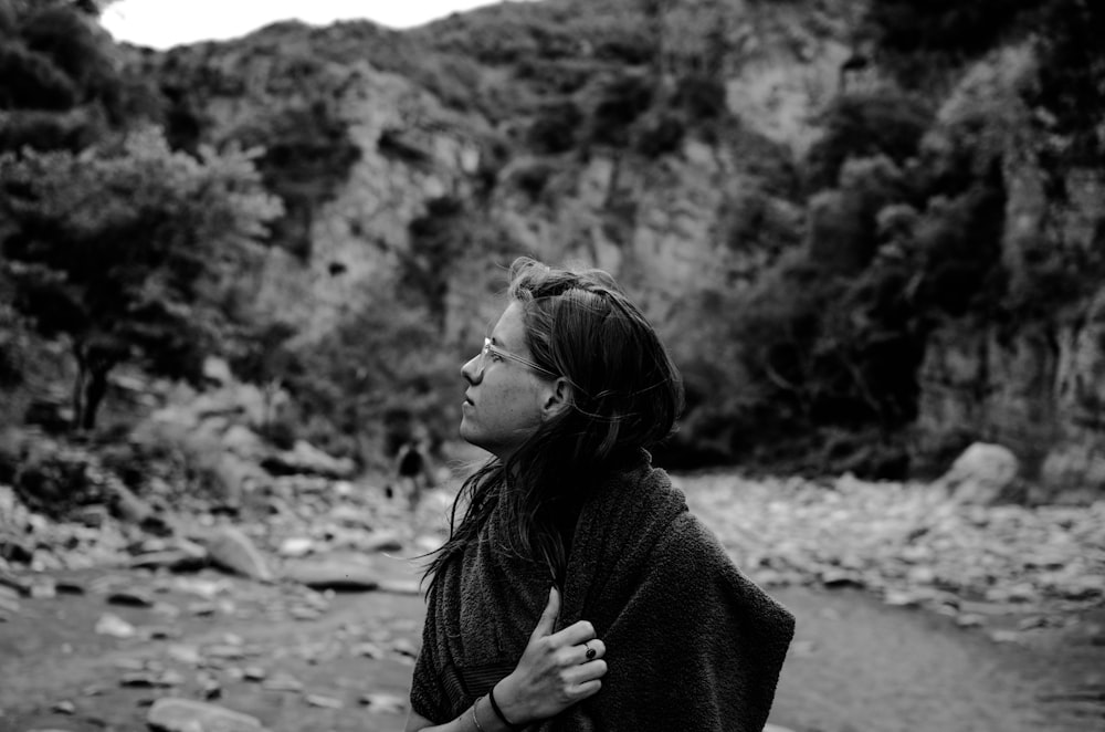 Mujer de pie junto al río